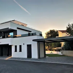  Villa Joka